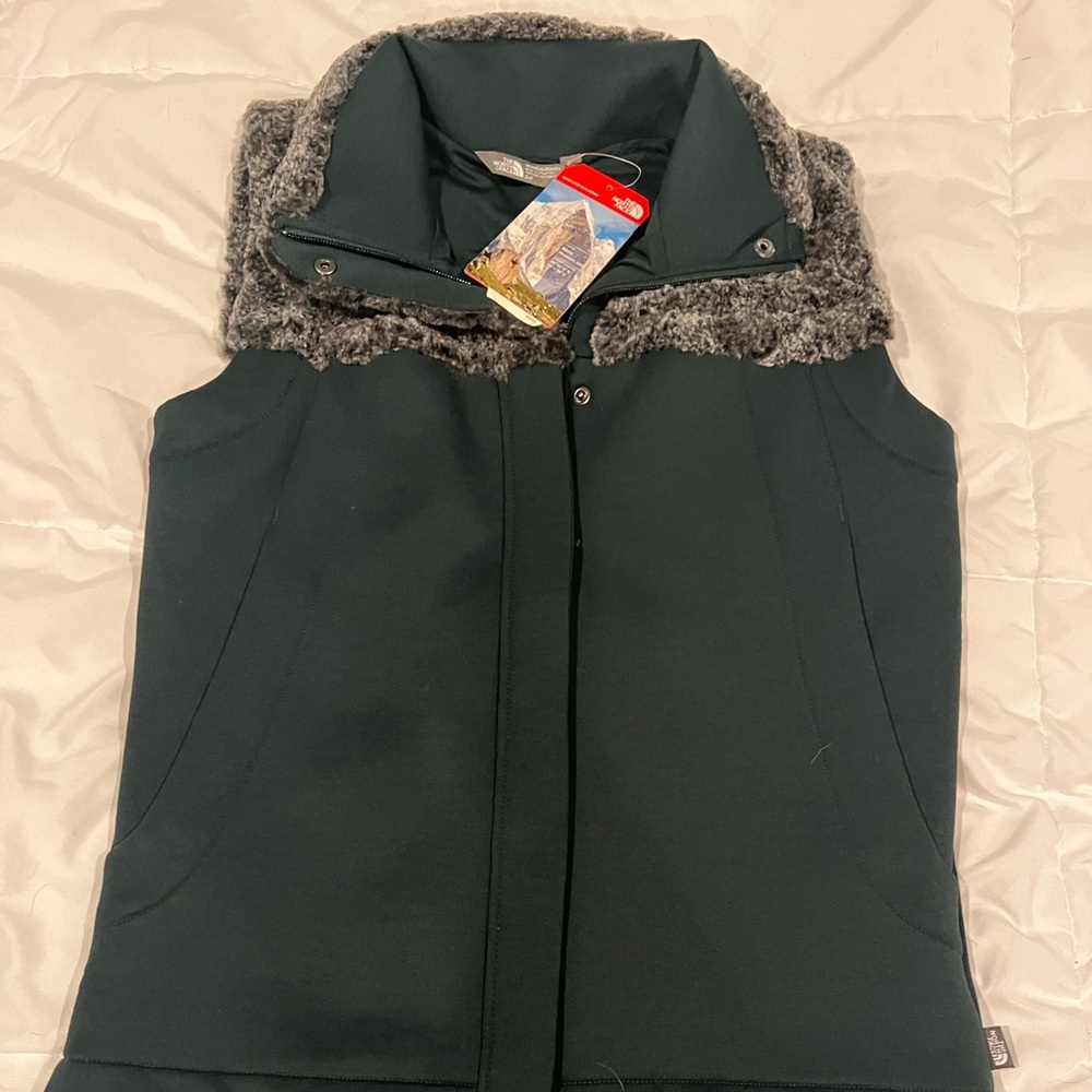 NWT, Women’s Northface Vest, Size M, Green